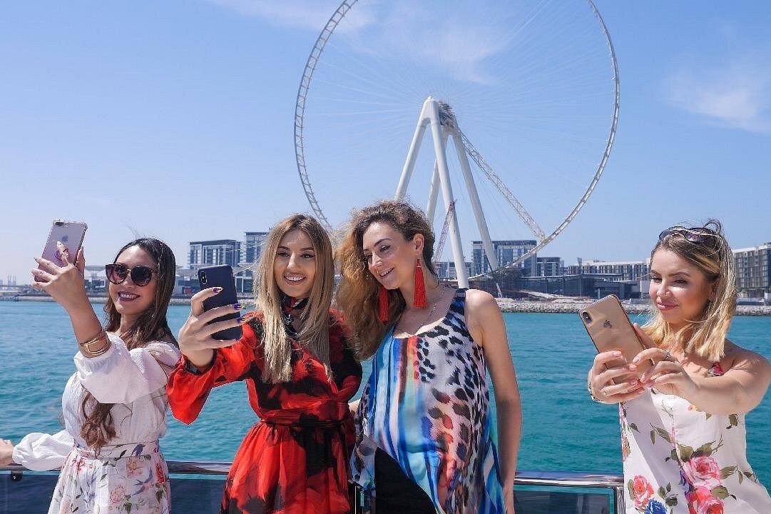 قارب SeaRay المبحر